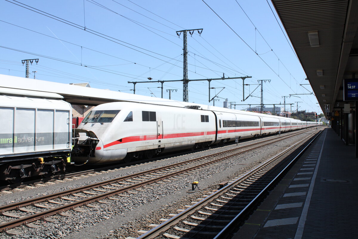 Zwischen zwei Railadventure Habfis Kuppelwagen wurde am 30.05.2023 in Fulda der DB 401 560-8  Mülheim an der Ruhr  von der DB 101 126-1 Richtung Norden überführt.