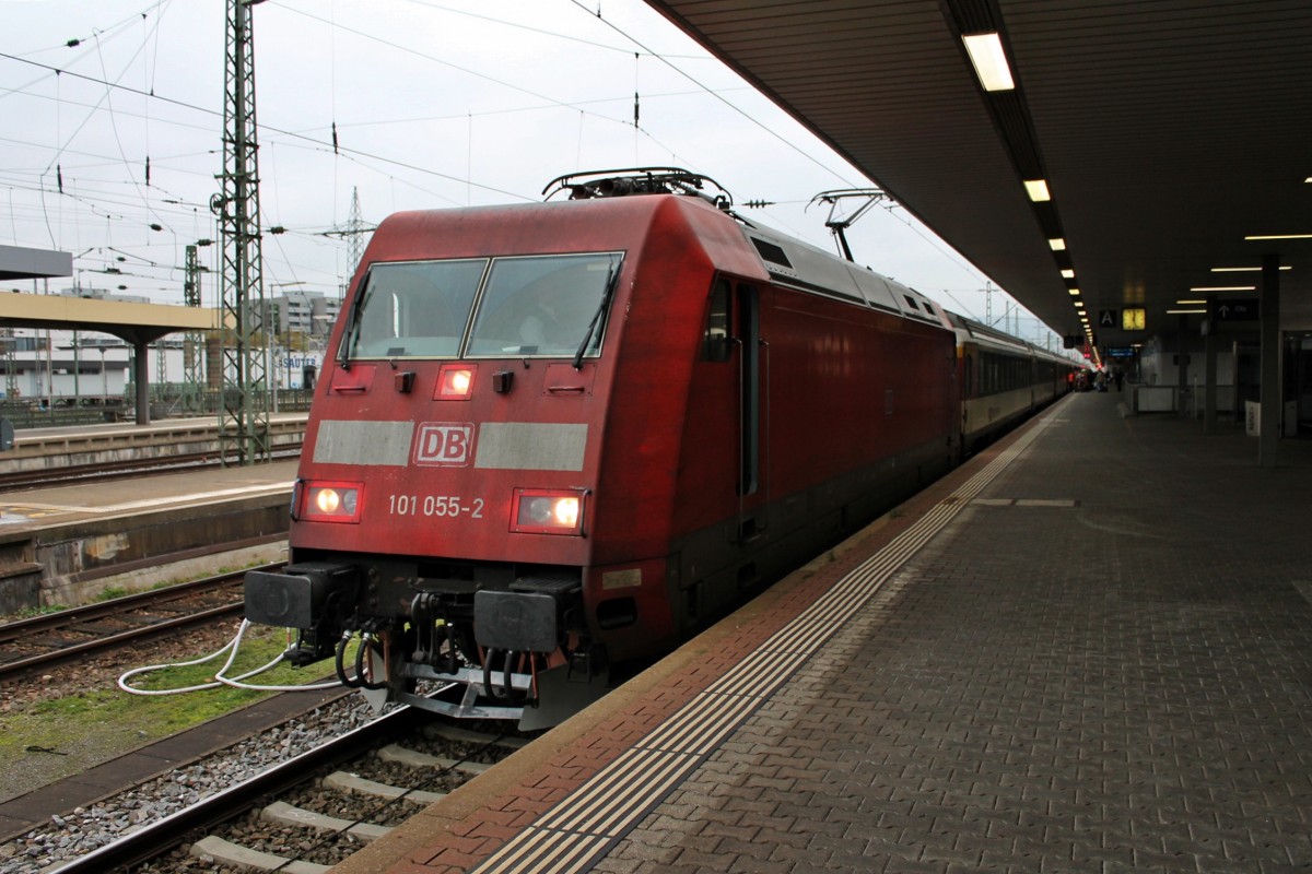 Zwischenhalt von 101 055-2 mit dem EC 8 (Chur - Hamburg-Altona) am 16.11.2013 in Basel Bad Bf. Besonderes an der Lok ist der nagelneue Schneerumer, den sie wegen eines Wildschaden neu bekommen hat.