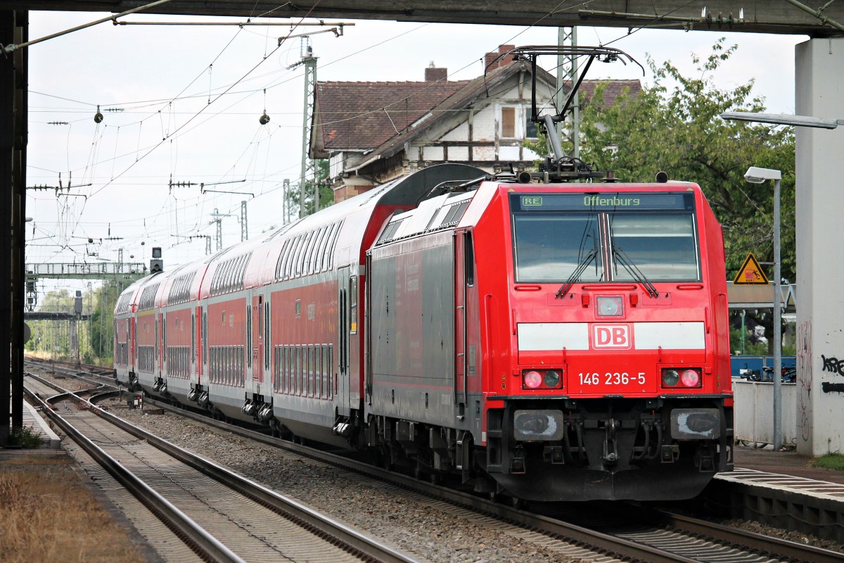 Zwischenhalt von 146 236-5  Schwarzwaldbahn Erlebnispfad  mit einem RE nach Offenburg in Orschweier. (11.07.2014)