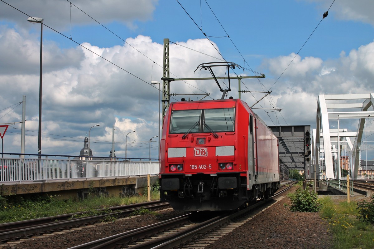 Zwischenhalt von 185 402-5 am 24.05.2014 in Ludwigshafen (Rhein) Mitte, als sie als Lz von BASF nach Mannheim Rbf unterwegs war.