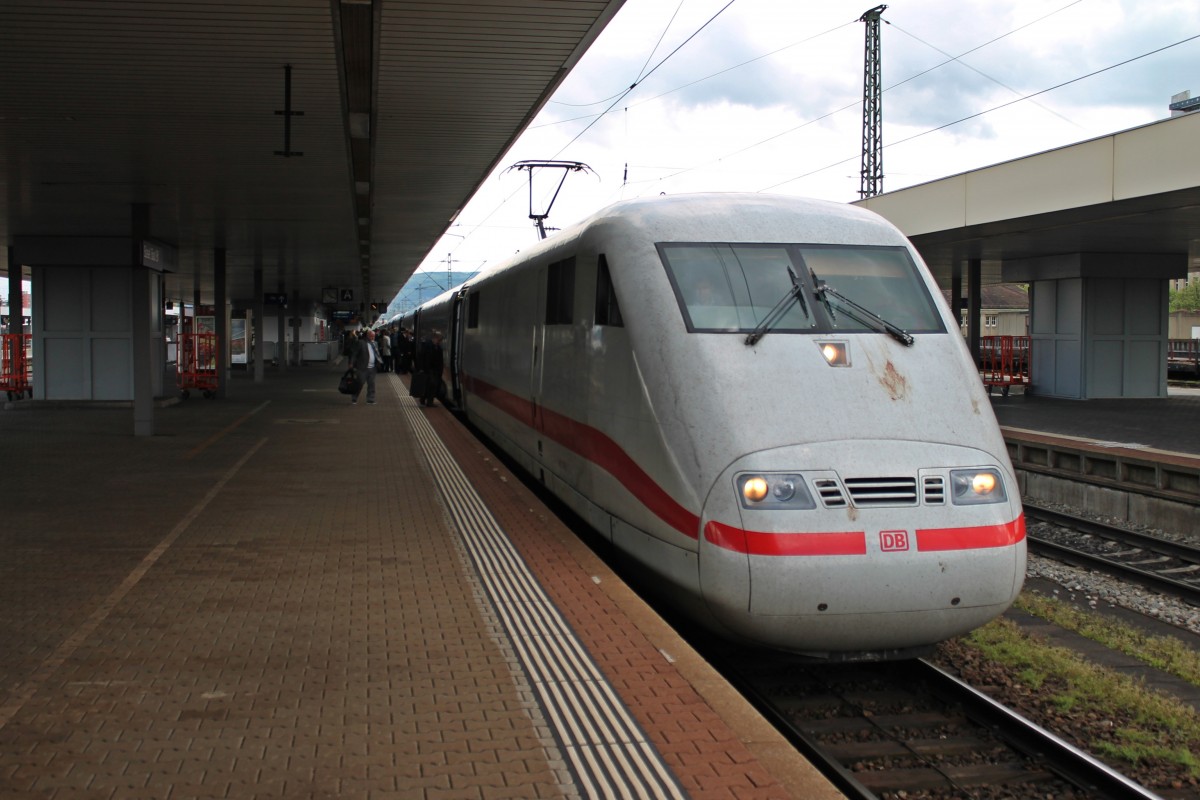 Zwischenhalt von 401 018-7 am 24.05.2013 als ICE 70 (Basel SBB - Hamburg-Altona) im Badischen Bahnhof von Basel und wartet, bis alle eingestiegen sind und man Abfahren kann.