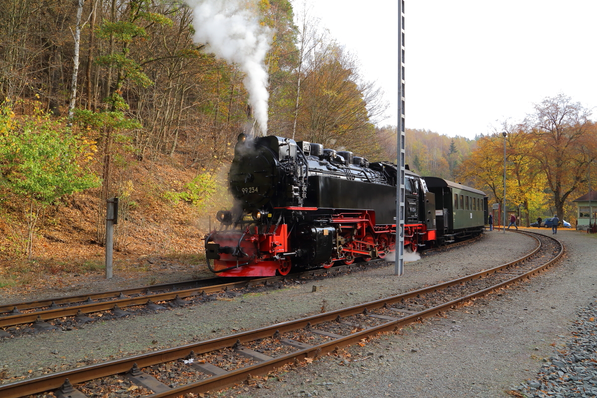 Zwischenhalt von 99 234 mit IG HSB-Sonderzug am 21.10.2018 in M�gdesprung.