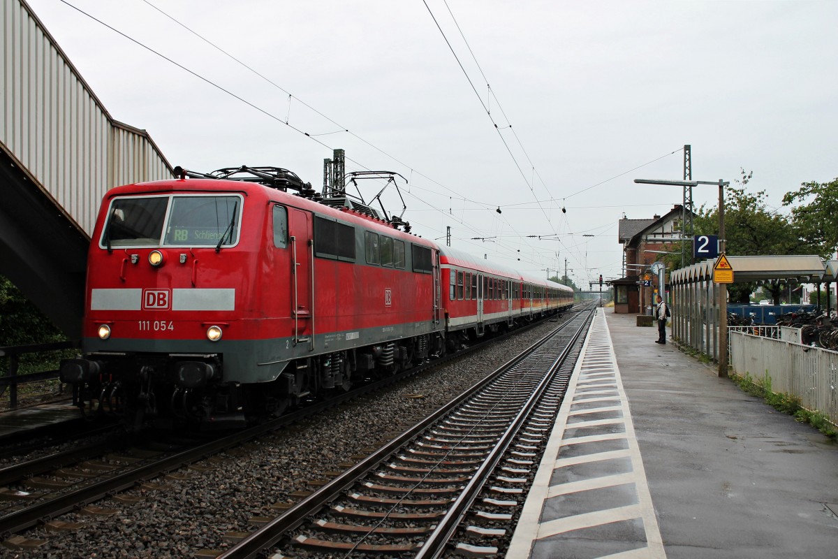 Zwischenhalt am 09.07.2014 von 111 054 mit einer RB nach Schliengen im Bahnhof von Orschweier.