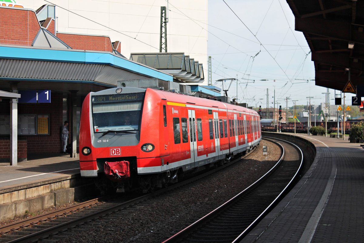 Zwischenhalt am 12.04.2017 von 425 132-8  Homburg  als RB71 (Homburg (Saar) HBf - Merzig (Saar)) im Völklinger Bahnhof und wird kurze Zeit später seine Fahrt gen Norden fortführen.