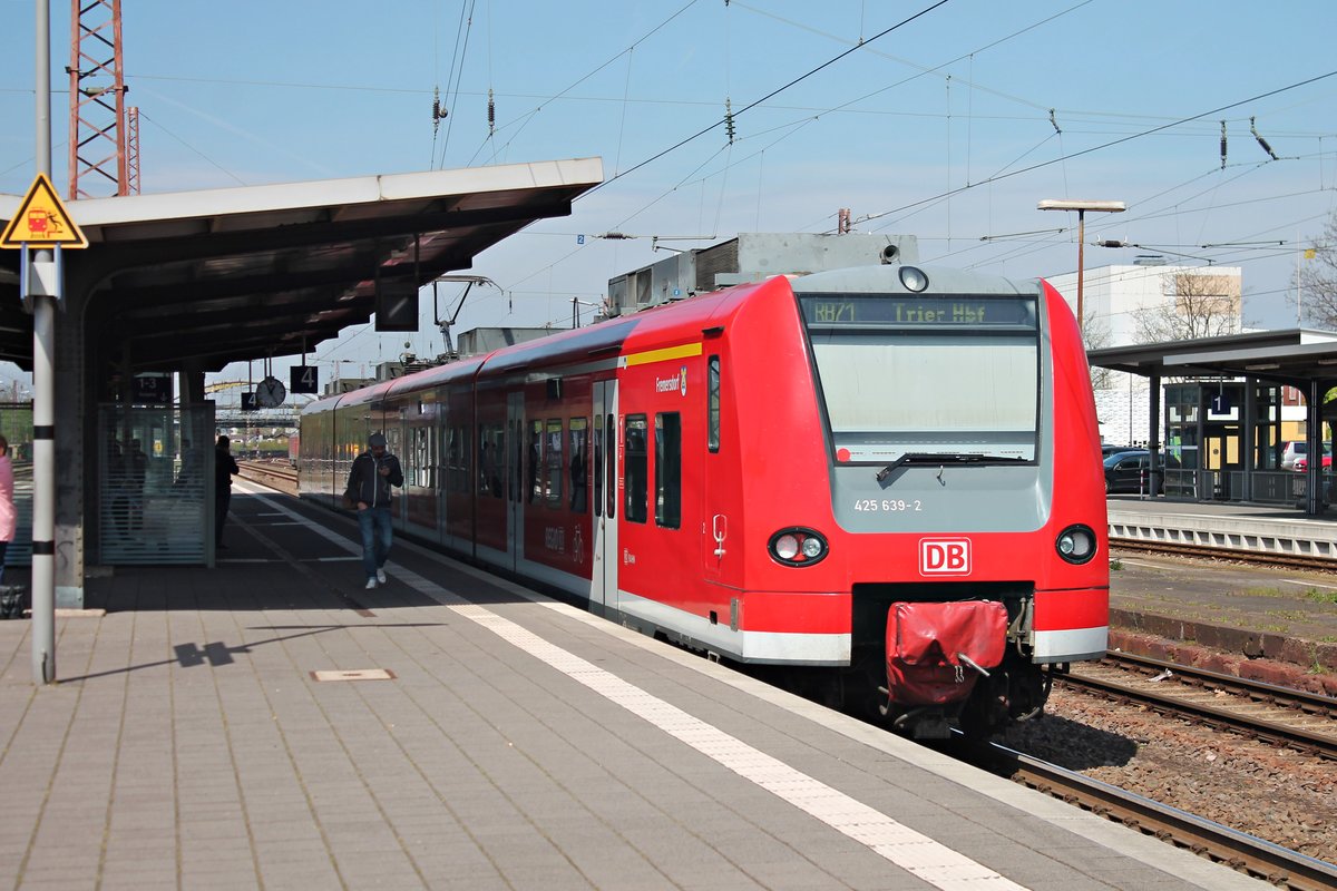 Zwischenhalt am 12.04.2017 von 425 639-2  Fremersdorf  als RB71 (Homburg (Saar) Hbf - Trier Hbf) im Bahnhof von Dillingen (Saar).