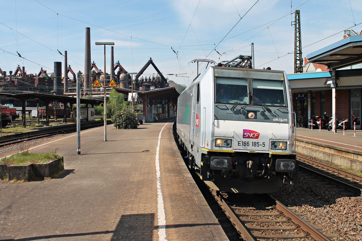 Zwischenhalt am 12.04.2017 von akiem/SNCF FRET E 186 185-5 im Bahnhof Völklingen, als sie auf dem Weg von Krefeld, wo sie ihre HU bekommen hatte (mgw Service/11.04.2017), in Richtung Frankreich war.