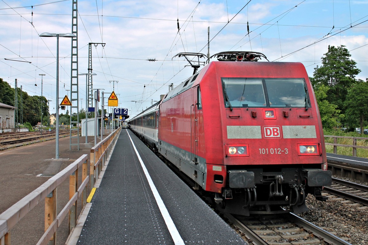 Zwischenhalt am 14.06.2014 von 101 012-3 mit dem EC 9 (Hamburg-Altona - Zürich HB) in Müllheim (Baden) und wartet auf die Abfahrt.