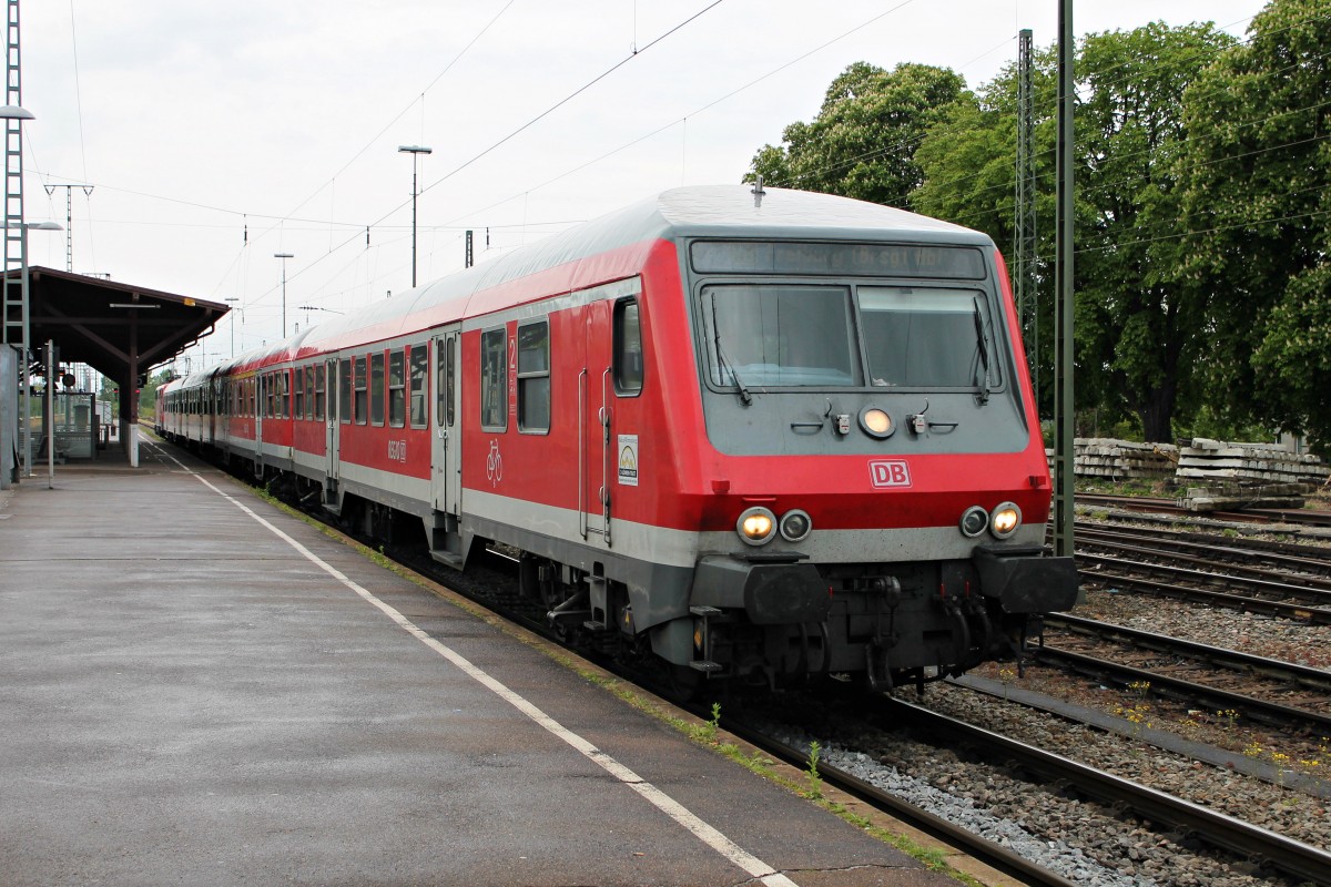 Zwischenhalt am 18.04.2014 von D-DB 50 80 80-35 158-0 als RB aus Neuenburg (Baden) nach Freiburg (Brsg) Hbf in Müllheim (Baden) auf Gleis 5. Schublok war die Freiburger 111 060-0  1000 Jahre Gundelfingen .