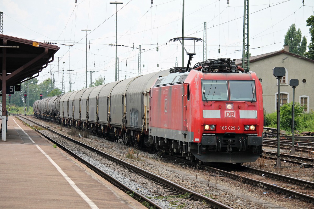 Zwischenhalt am 23.07.2014 von EZ 44281 (Mulhouse Ville (F) - Offenburg Gbf) mit der 185 029-6 in Müllheim (Baden).