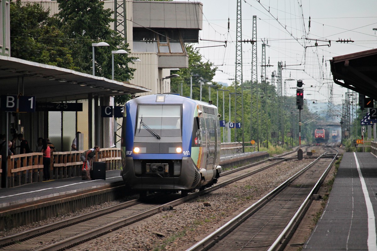 Zwischenhalt am 23.07.2014 von SNCF TER Alsace X73903 als IRE (Mulhouse Ville - Freiburg (Brsg) Hbf) in Müllheim (Baden). Im Hintergrund sieht man 185 142-7  Edelweiss  und Crossrail 185 580-8, die jeweils im Blockabstand auf die Weiterfahrt hinter dem IRE warten. 