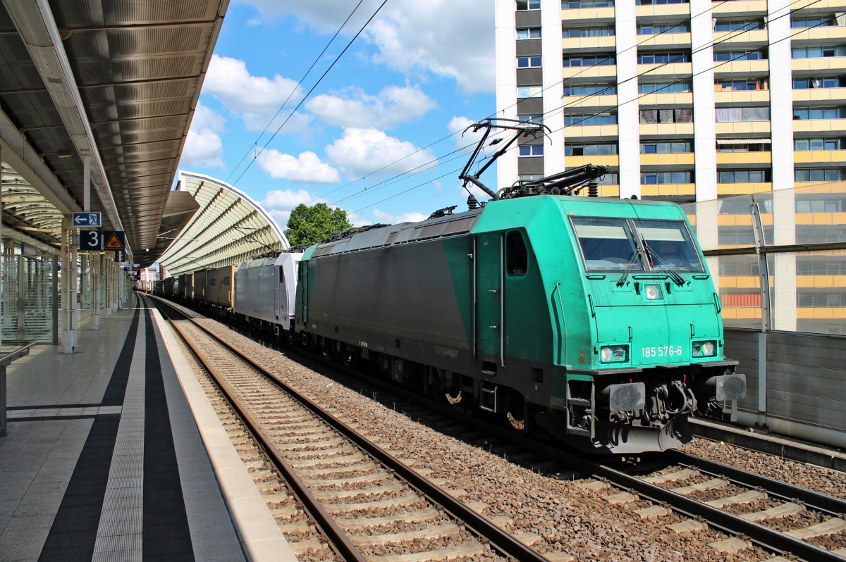 Zwischenhalt am 24.05.2014 von 185 576-6 und 186 909 (Wagenlok) mit einem Containerzug in Ludwigshafen (Rhein) Mitte.