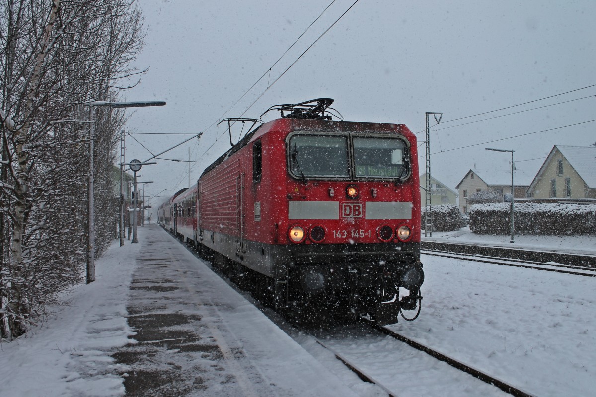 Zwischenhalt am 29.12.2014 von der Freiburger 143 145-1 mit RB 26969 (Freiburg (Brsg) - Neustadt (Schwarzw.)) in Himmelreich.