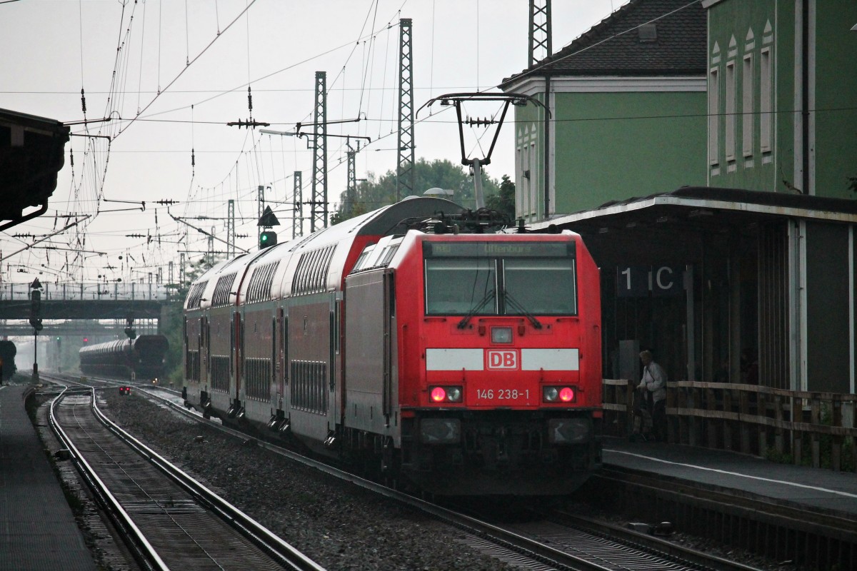 Zwischenhalt am 30.07.2014 von der Freiburger 146 238-1 mit einem RE (Schliengen - Offenburg) in Müllheim (Baden).