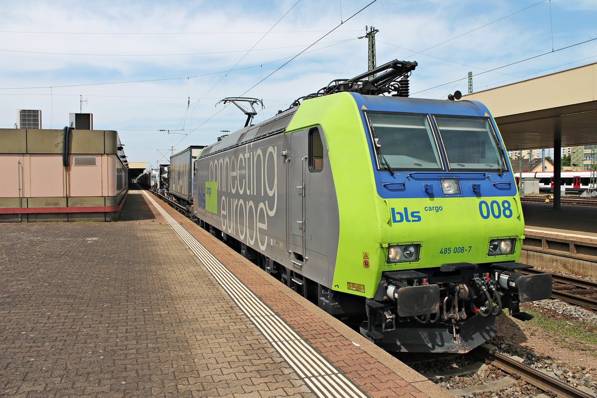 Zwischenhalt am 31.07.2015 von Re 485 008-7 mit ihrer RoLa (Freiburg (Brsg) Rbf - Novara) in Basel Bad Bf. An diesem Tag fuhr mehrere Güterzüge, statt direkt von Basel Bad Bf nach Rangierbahnhof Muttenz, über Basel SBB und machten dort Kopf. Dies ist auch bei Re 485 008-7 der Grund, weshalb die LKW´s noch falsche herum stehen und der Begleitwagen noch am zugschluss ist.