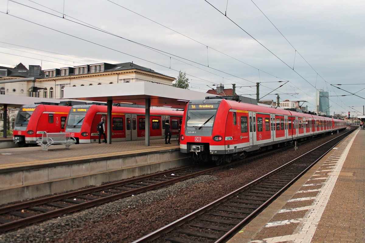 Zwischenhalt am Abend des 16.04.2017 von 423 418-3 als S4 nach Kronberg in Frankfurt (Main) Süd, als neben ihm der 423 428-2 als S6 nach Friedberg und 423 921-6 als S5 nach Friedrichsdorf standen.
