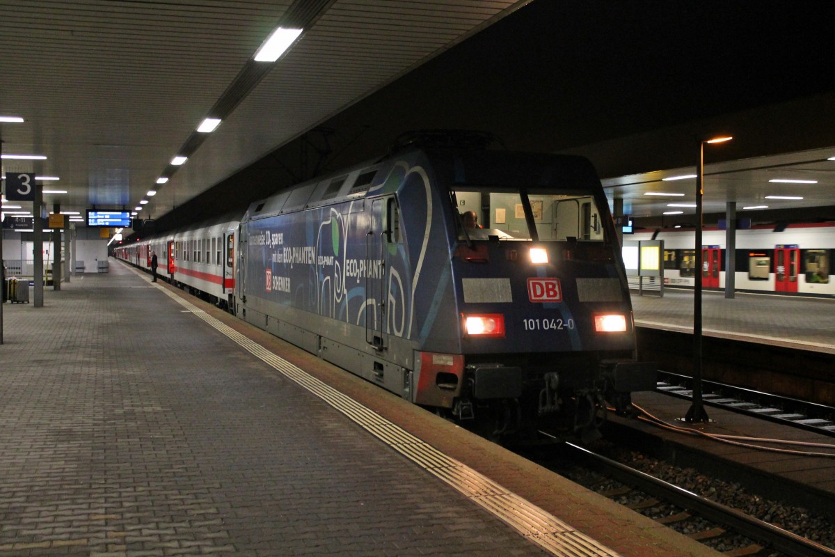 Zwischenhalt am frühen Morgen des 13.11.2014 von 101 042-0  ECO₂PHANT  mit IC 61419/CNL 40419/CNL 479 (Duisburg Hbf - Basel SBB (IC 61419)/Amsterdam Centraal - Zürich HB (CNL 40419)/Hamburg-Altona - Chur HB (CNL 479)) in Basel Bad Bf für einen Personalwechsel.