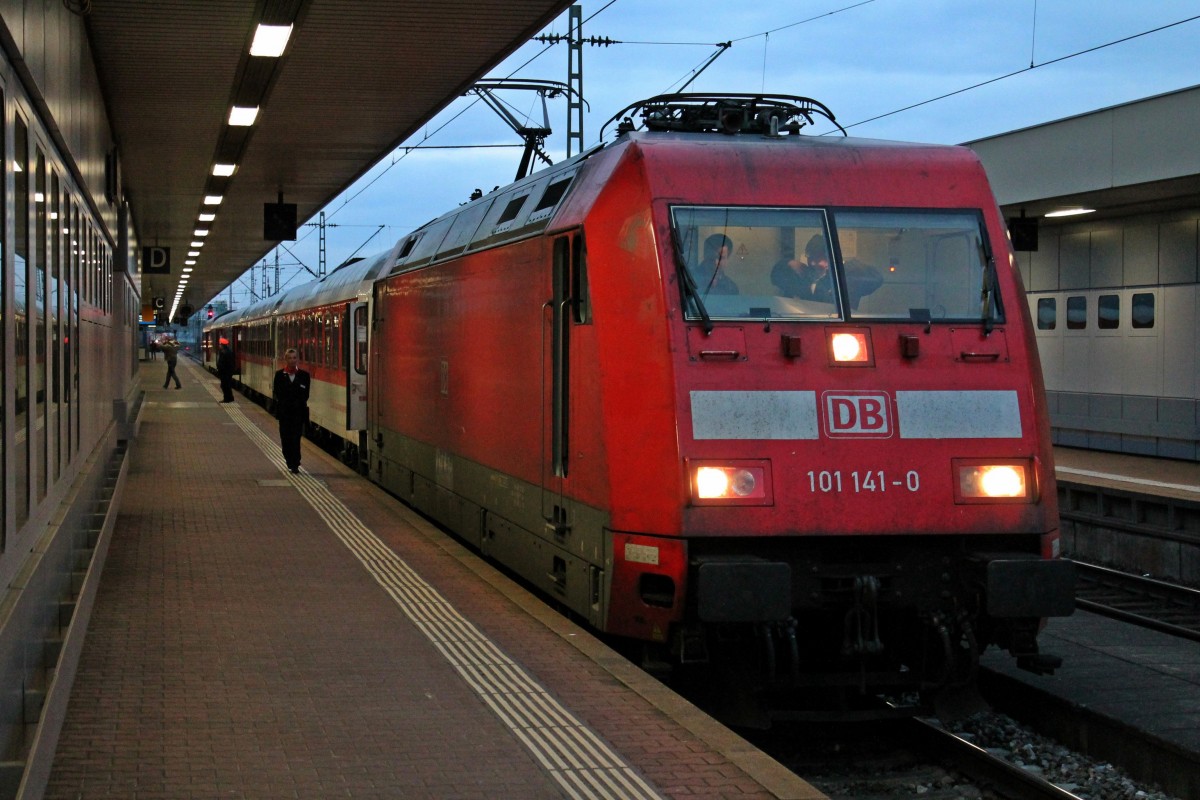 Zwischenhalt am Morgen des 19.03.2014 von ex. Azubi gegen Hass und Gewalt Werbelok 101 141-0 mit dem CNL 479 (Hamburg-Altona - Zürich HB) in Basel Bad Bf. Die Kurswagen des CNL 40419 und die IC Wagen des IC 61419 waren an diesem Tag zu spät beim Rangiermanöver in Mannheim, weshalb die 101 141-0 nur einen sehr kurzen Zug ziehen musste.