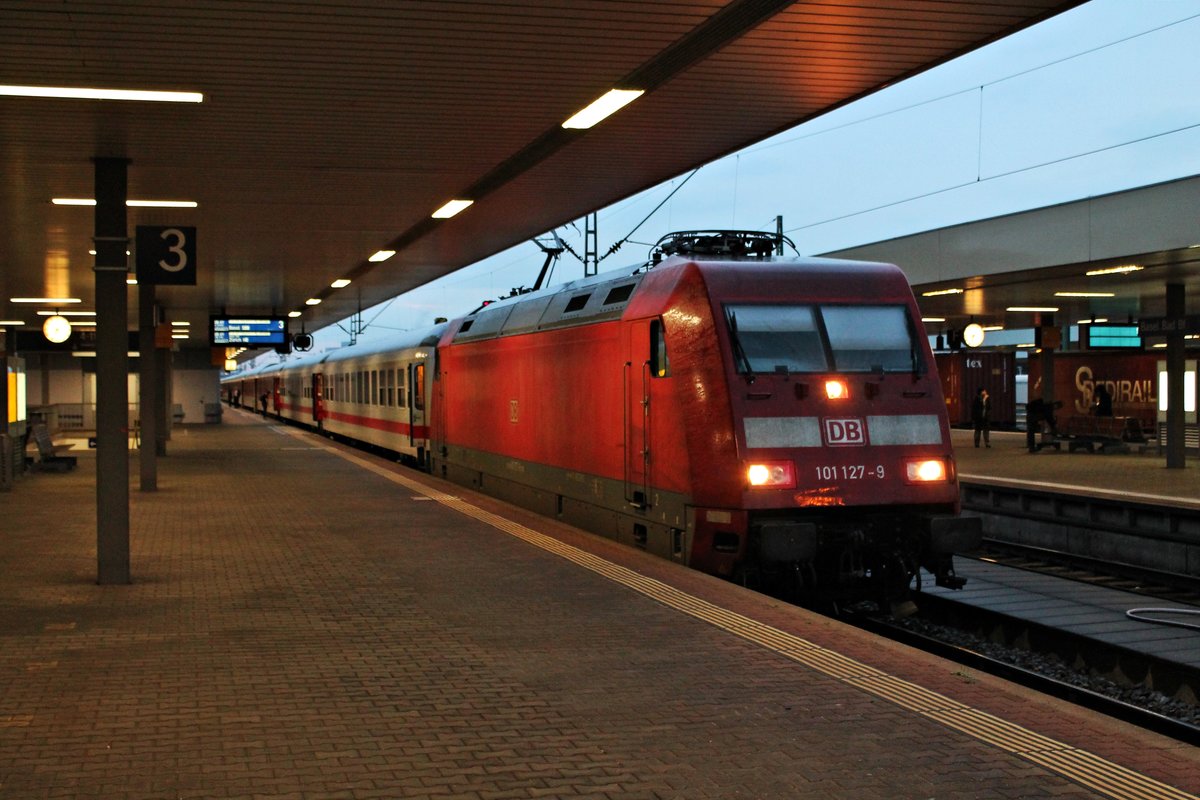 Zwischenhalt am Morgen des 19.08.2015 von 101 127-9 mit dem IC 61419 (Duisburg Hbf - Basel SBB)/CNL 40419 (Amsterdam Centraal - Zürich HB)/CNL 479 (Hamburg-Altona - Zürich HB) auf Gleis 3 des Badischen Bahnhof von Basel. Nach dem Personalwechsel brachte sie ihren Zug noch über den Rhein nach Basel SBB.