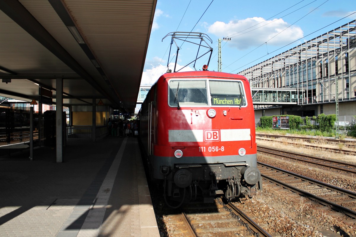 Zwischenhalt am Nachmittag des 24.06.2014 von der Nürnberger 111 056-8 mit einem RE (Nürnberg Hbf - München Hbf) in Regensburg Hbf.