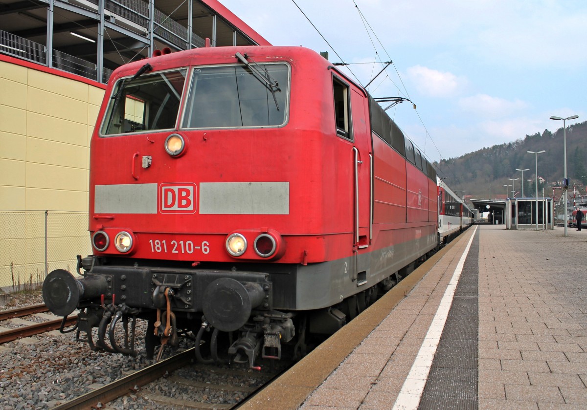 Zwischenhalt vom IC 187 (Stuttgart Hbf - Zürich HB) und der Frankfurter 181 210-6, die am 06.03.2014 den Zug bespannte, auf Gleis 2 in Horb.