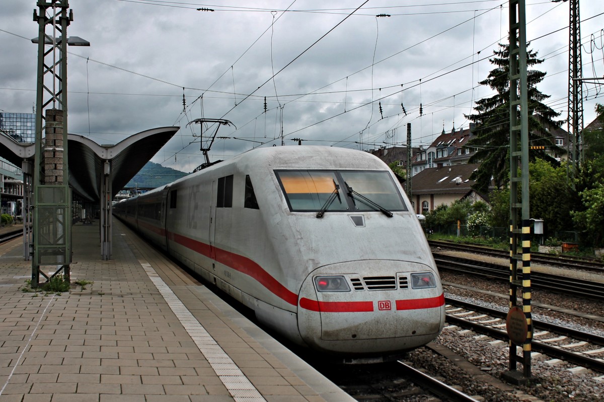Zwischenhalt von ICE 73 (Kiel Hbf - Zürich HB) am 03.05.2014 in Form von 401 588-9  Hildesheim  in Freiburg (Brsg) Hbf.