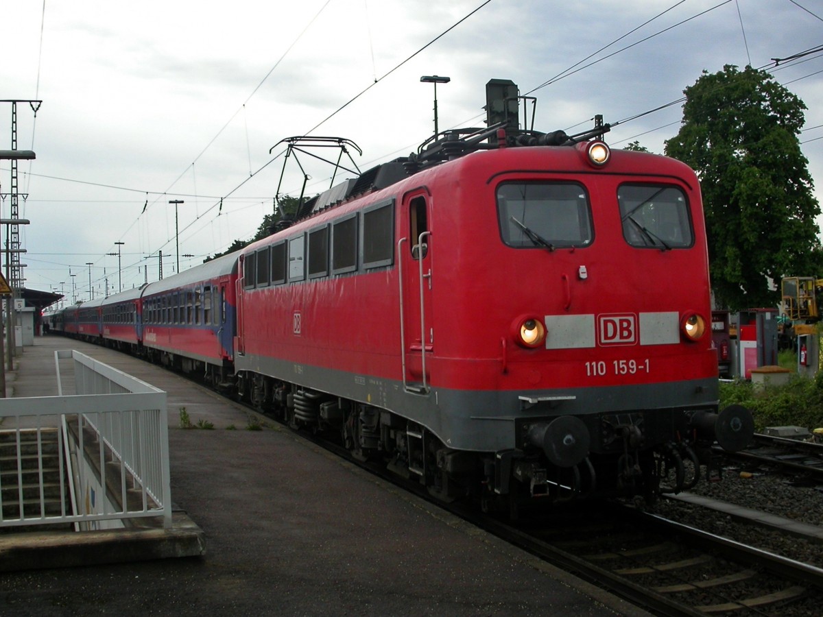 Zwischenhalt in Mllheim (Baden) von 110 159-1 und dem Dz 13017 aus Frankreich nach Berlin.