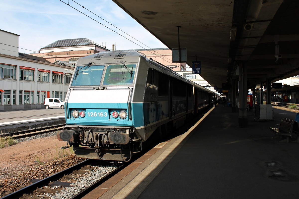 Zwischenhalt von SNCF BB 126163  en voyage...  mit dem EC/IC 97 (Brüssel Midi - Basel SBB)  Iris  im Bahnhof von Mulhouse Ville.