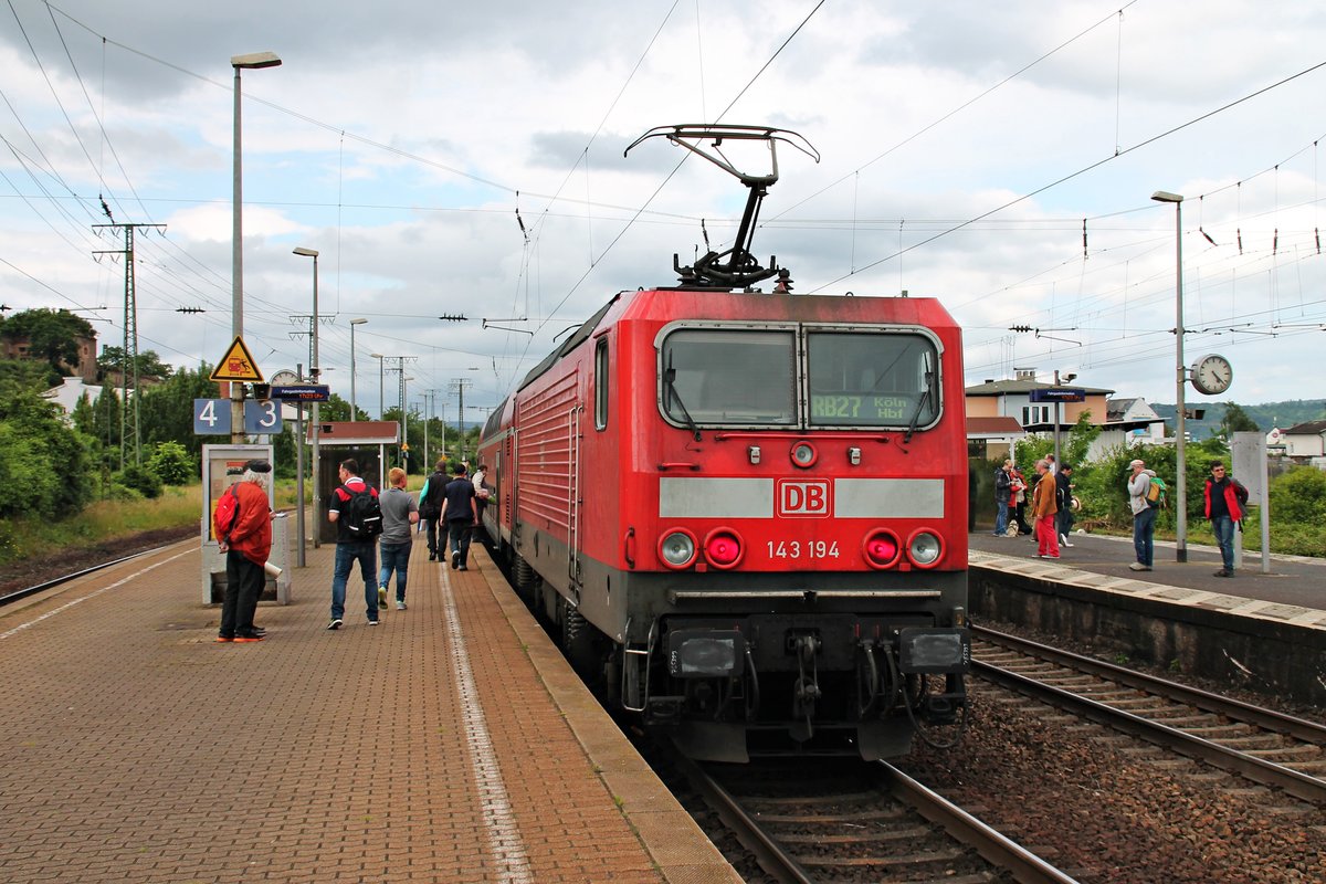 Zwischenhalt von der Trierer 143 194 am 18.06.2016 mit ihrer RB 27  Rhein-Erft-Bahn  (Koblenz Hbf - Köln Hbf) im Haltepunkt von Koblenz Lützel.