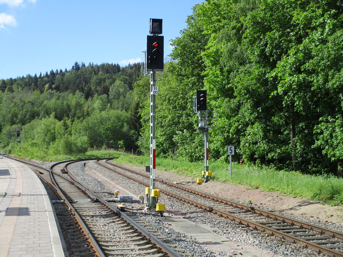 Zwischensignal ZR3 und Ausfahrsignal N4 in Zella Mehlis am 31.Mai 2020.
