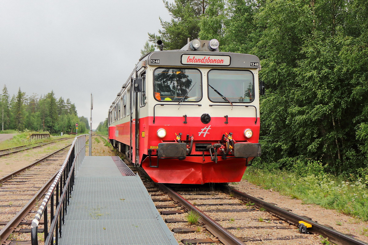 Zwischenstation der Inlandsbahn 1348  an der Station Fägelsjö am 30. Juni 2022.