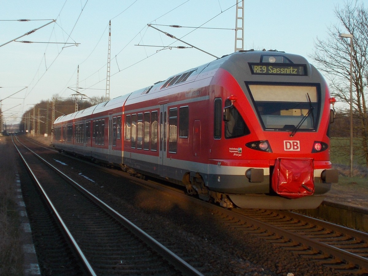 Zwischenstopp für den RE 13013 Rostock-Sassnitz,gefahren vom 429 028,am 09.Februar 2015,in Teschenhagen.