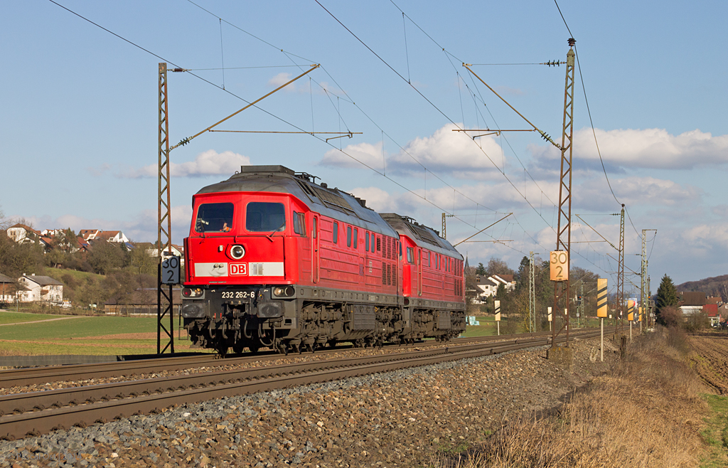 Zwo Zwozwounddreißig: 232 262-6 ist am 20. Februar 2014 gemeinsam mit einer Schwesterlok auf der Filsbahn in Richtung Kornwestheim unterwegs. Bei Ebersbach konnte das schicke Doppel bildlich festgehalten werden.