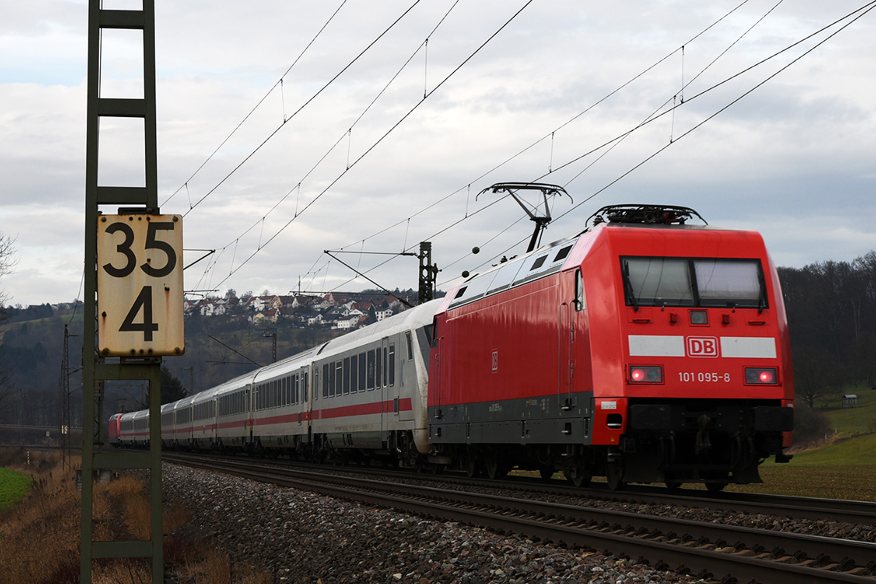 ... und 101 095-8 schiebt EC218 gegen Stuttgart