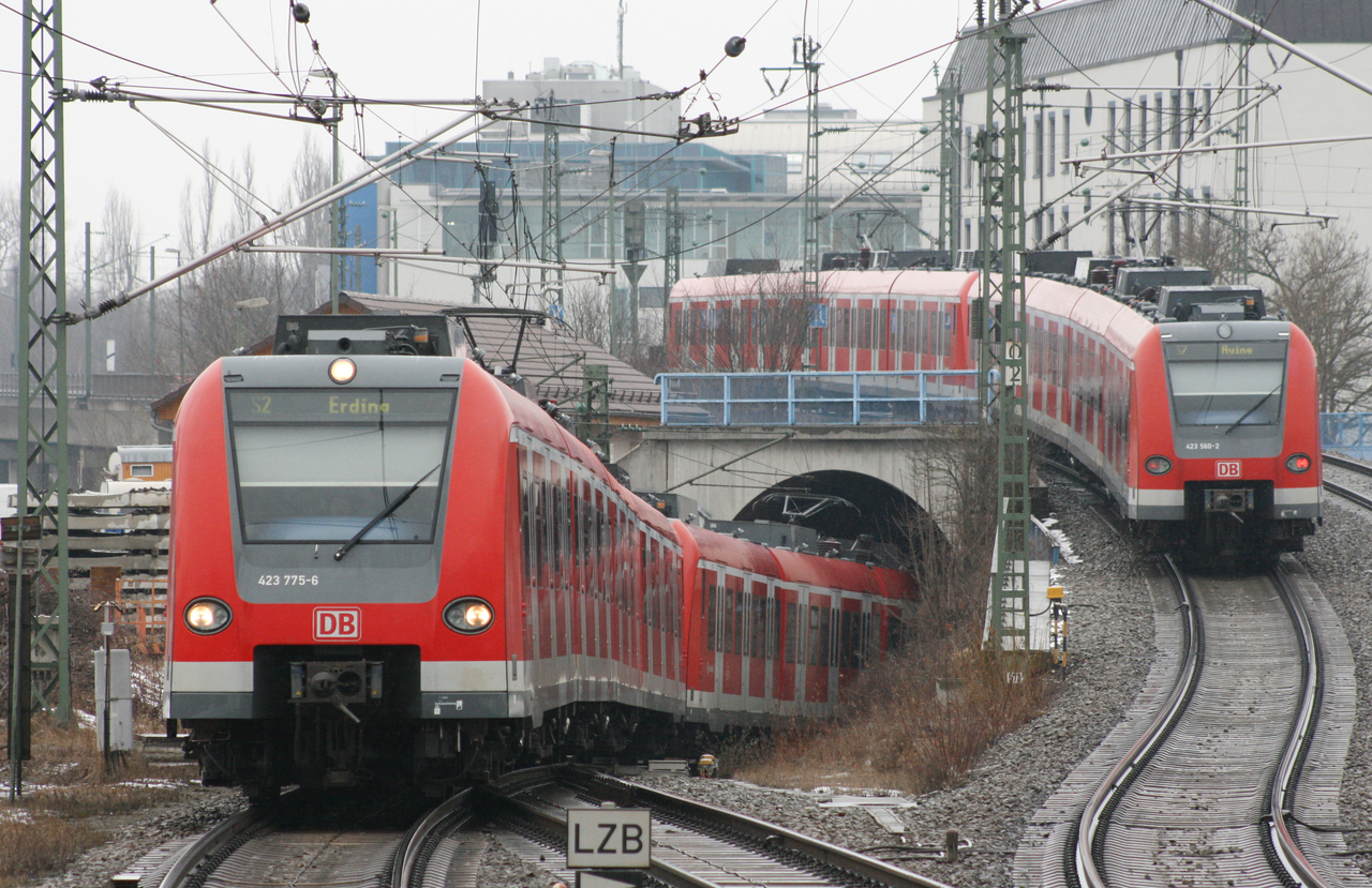 DB Regio 423 163 + 423 287 // Grasbrunn // 7. Dezember 2016 - Bahnbilder.de