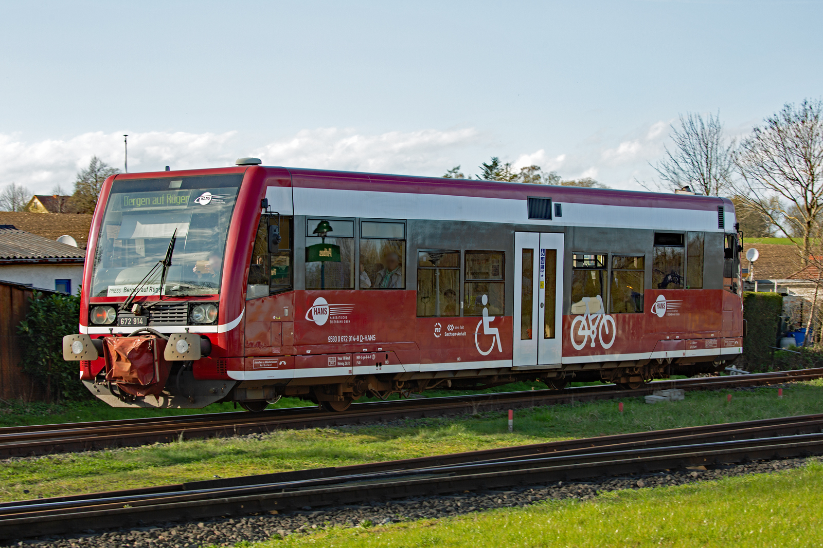  
Hanseatische Eisenbahn mit LVT/S 672 914 auf der Strecke Bergen-Lauterbach Mole mit Spiegelung des Bahnhofsnamen im Fenster des Triebwagens. - 07.04.2024



