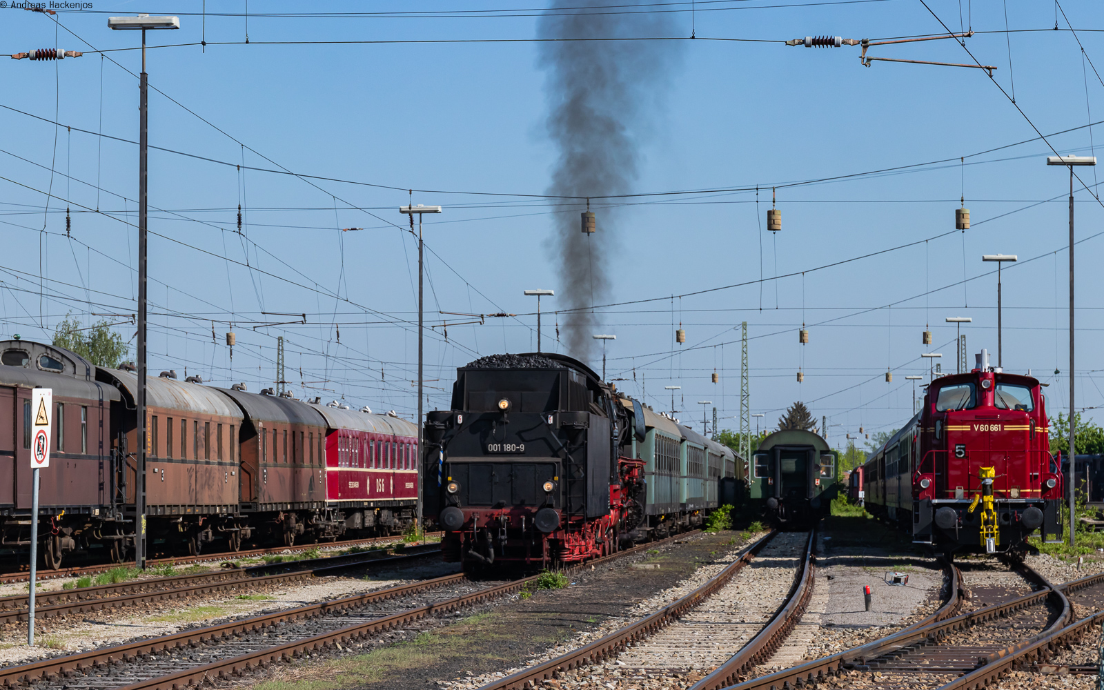 01 180 und V60 661 im Bahnhof Nördlingen 9.5.24. Das Bild entstand über den Zaun vom Museum aus