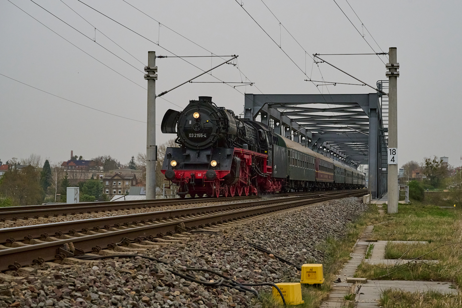 03 2155 zog am 30.03.2024 DPE 83017 auf den Spuren des Städteschnellverkehrs. Auf der zweiten Runde von Halle über Magdeburg und Dessau nach Halle wurde gerade die Elbebrücke vor Dessau überquert.