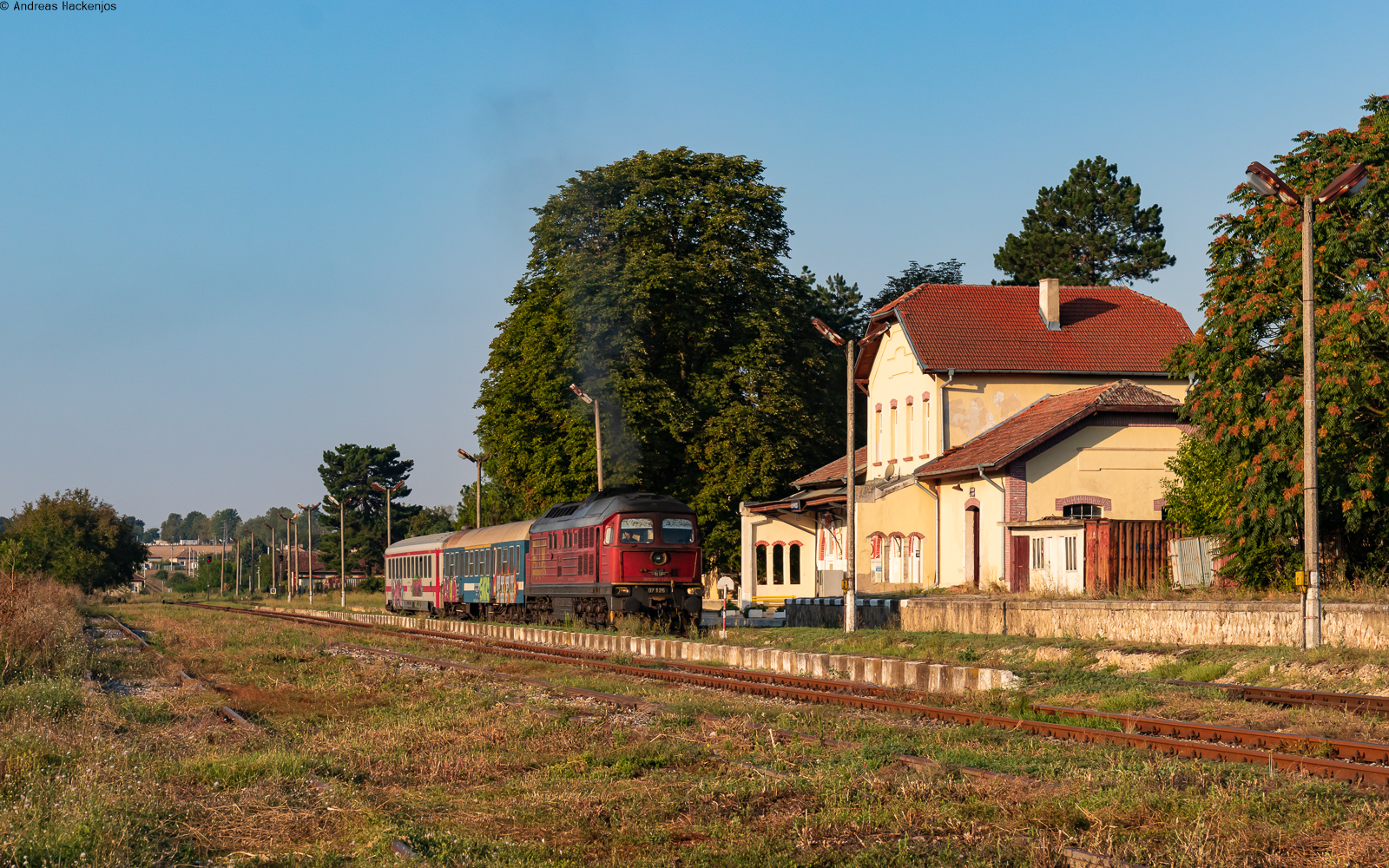 07 126 mit dem R 2637 (Warna - Dobritsch) in Valchi Dol 29.8.23