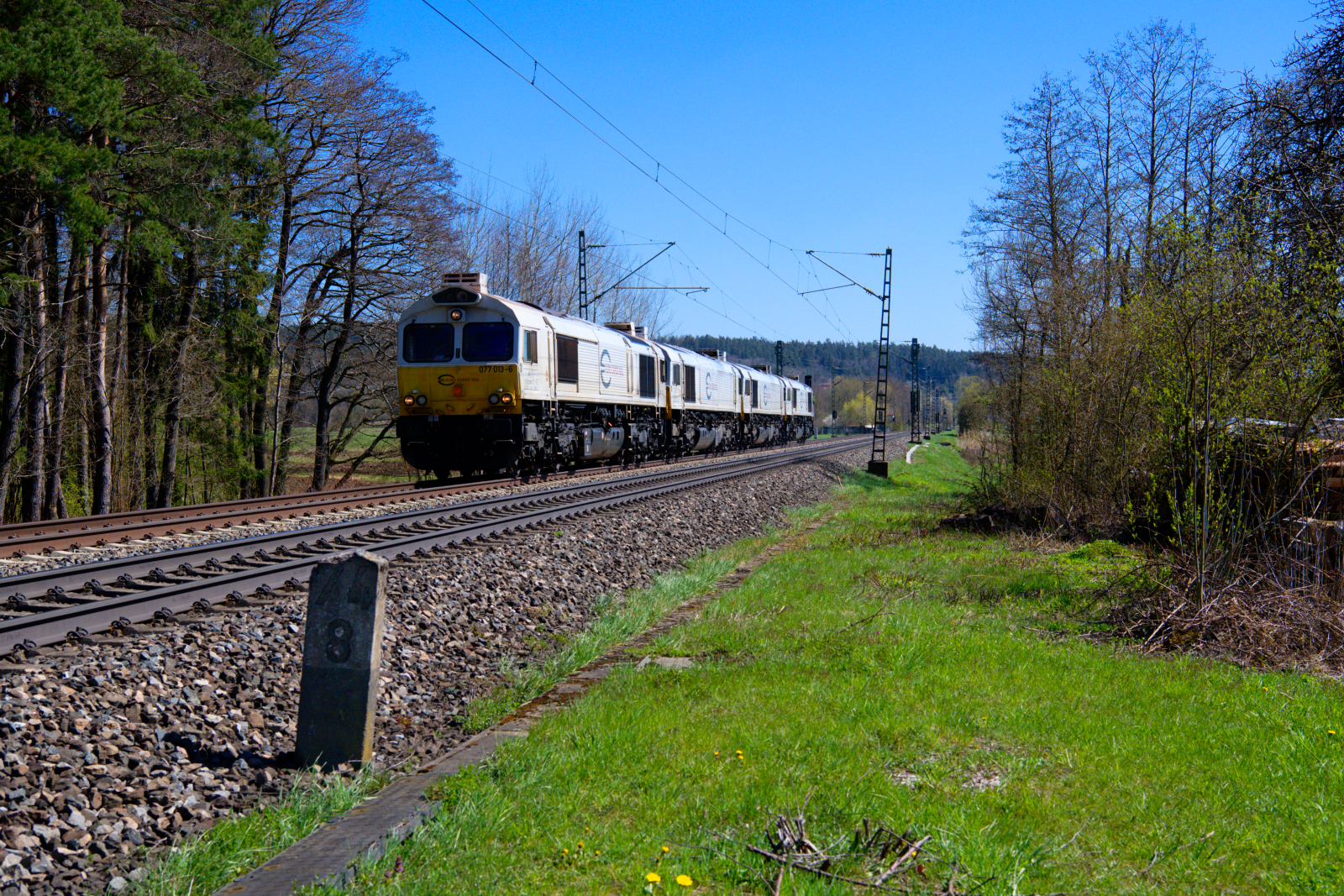 077 013 DB Cargo mit vier weiteren Class Lokomotiven als Überführungsfahrt von Mühldorf (Obb) nach Nürnberg Rbf, 23.04.2021