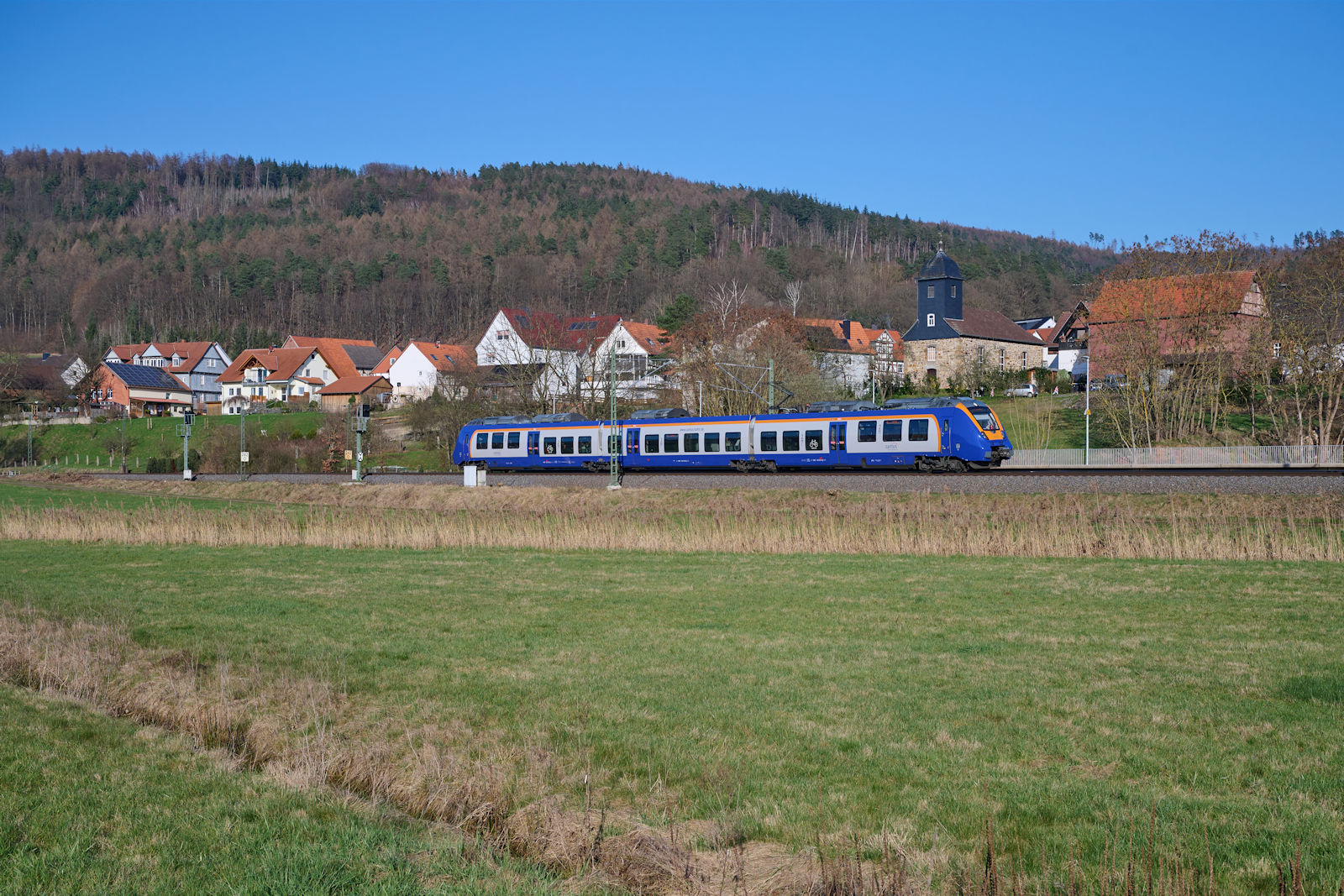1 442 651 war am 09.03.2024 als RE 24281 auf dem Weg von Kassel nach Bad Hersfeld. Am neuen Haltepunkt in Melsungen-Schwarzenberg hielt er jedoch planmäßig nicht. 