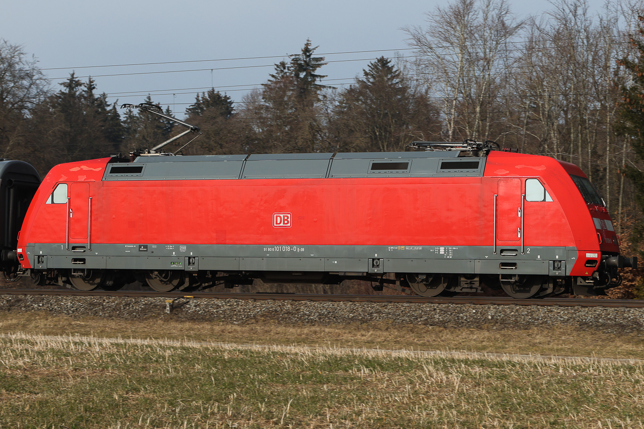 101 018 am IC Königsee. Der Zug kommt jeden Tag vorbei und so langsam hat man alle 101er Nummern, bloss die Werbeloks lassen gerne auf sich warten. Trotzdem mal abgedrückt am 9.2.25 bei Eglharting.