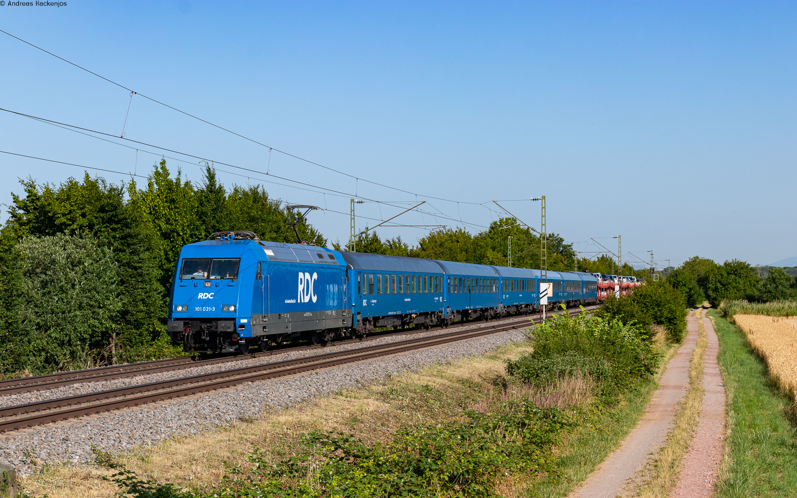 101 031	mit dem DPF 1798 (Hamburg Langenfelde - Lörrach Gbf) bei Köndringen 7.7.23
