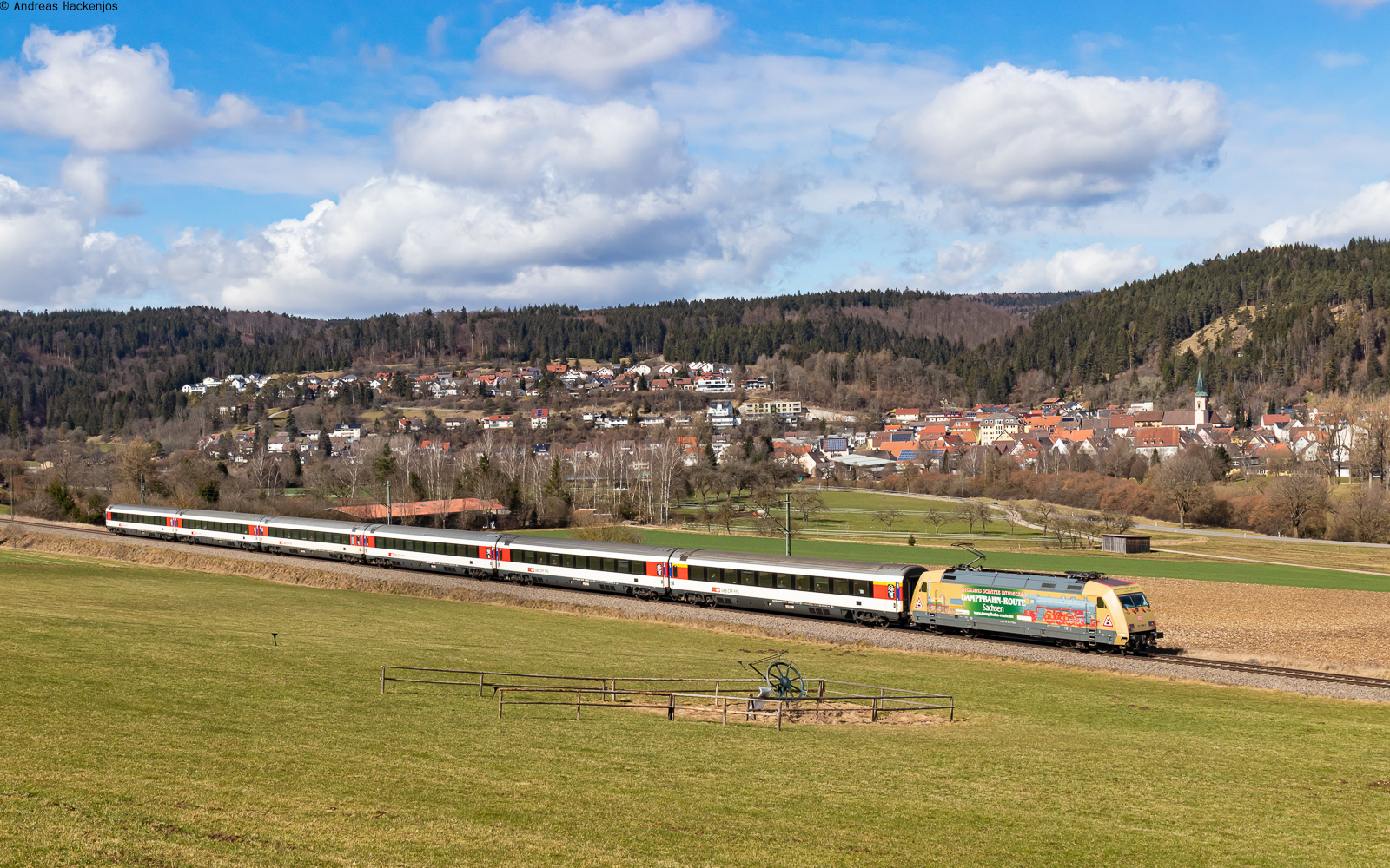 101 088-3  Dampfroute Sachsen  mit dem IC 280 / RE 50280 (Zürich HB/Singen - Stuttgart Hbf) bei Möhringen 15.3.23
