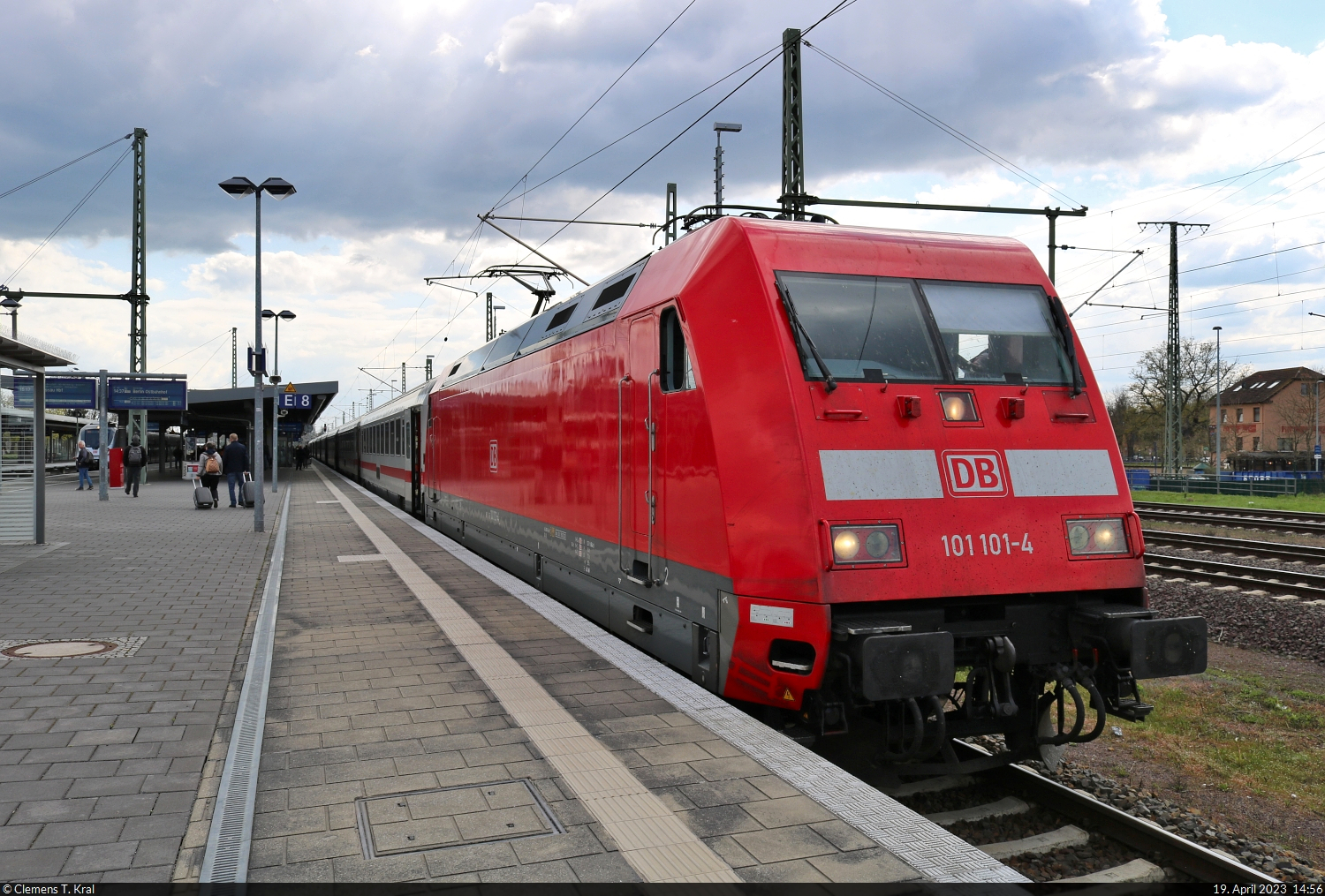 101 101-4 hält als Umleiter-IC in Magdeburg Hbf auf Gleis 7.

🧰 DB Fernverkehr
🚝 IC 143 (Linie 77) Amsterdam Centraal (NL)–Berlin Ostbahnhof (D) [+20]
🕓 19.4.2023 | 14:56 Uhr