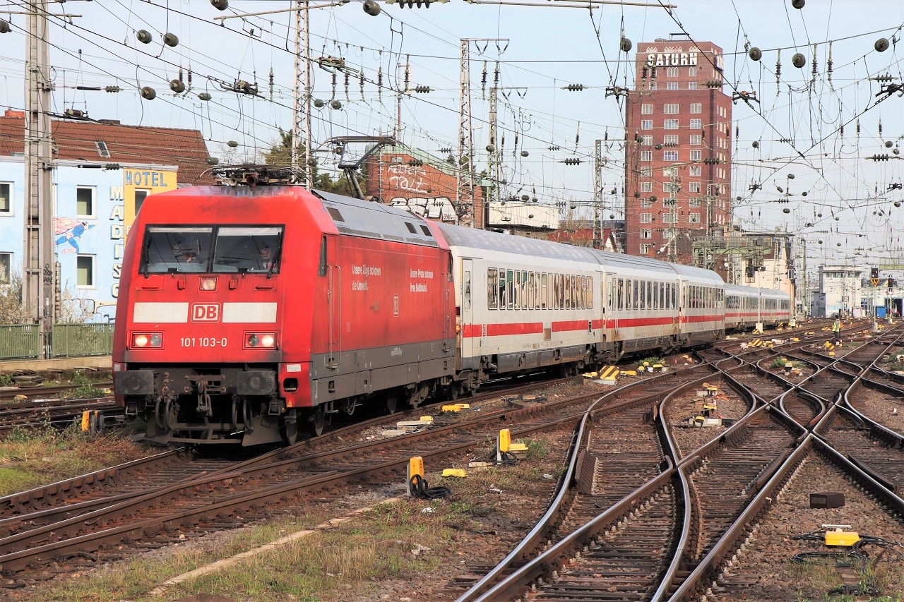 101 103  PEP  mit dem IC 2310 nach Hamburg-Harburg in Köln Hbf am 14.03.2024.