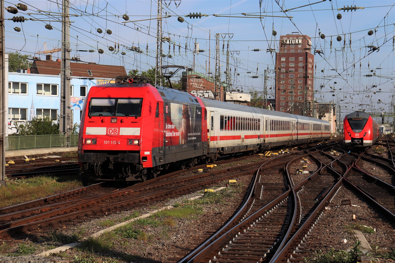 101 115 BahnBonus mit dem IC 2215 am Kölner Hbf am 27.04.2023. Das Bild wurde vom Bahnsteig 6/7 aufgenommen.