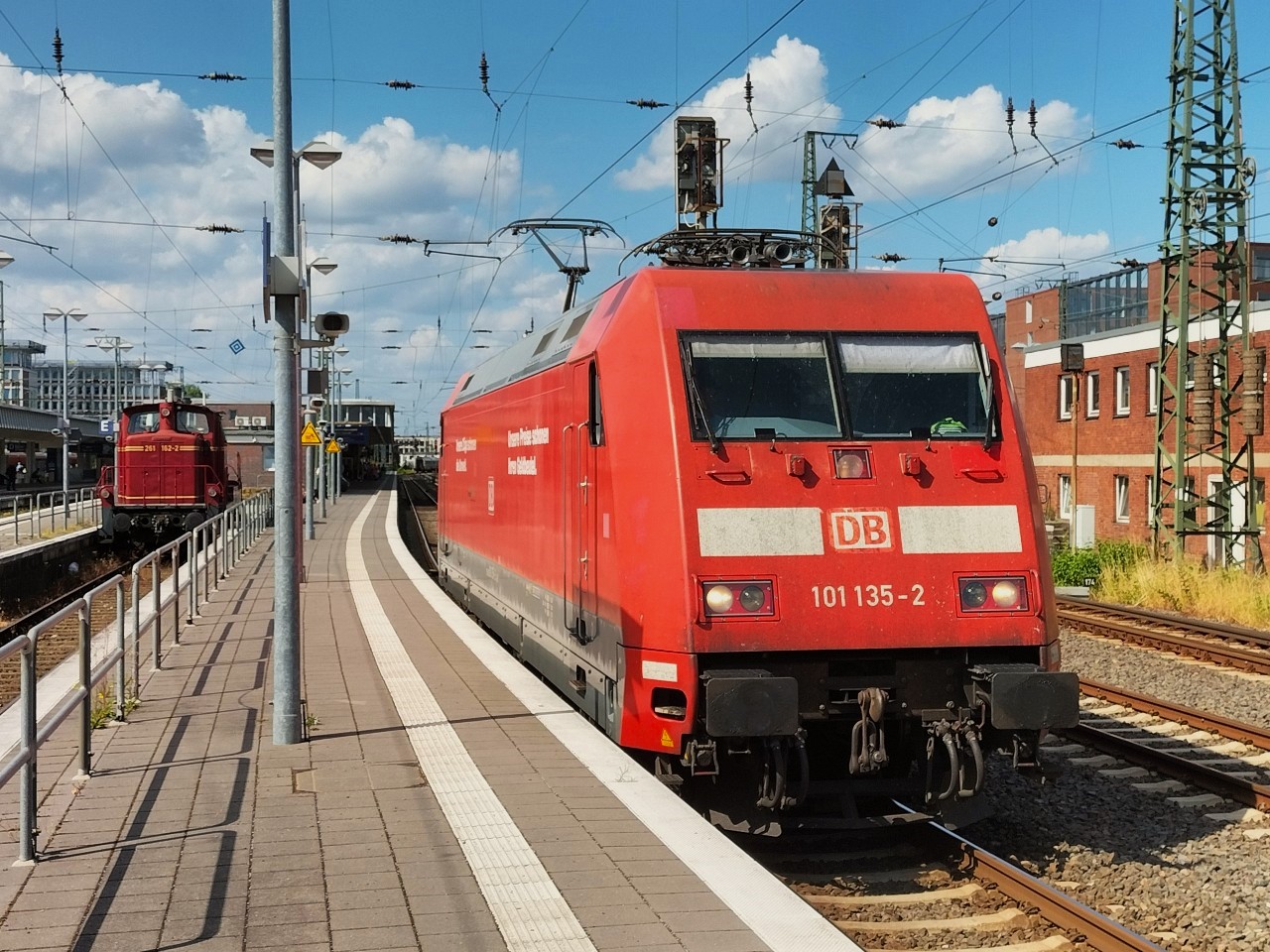 101 135 hat sich in Münster Hbf vom umgeleiteten IC nach Berlin gelöst, 23.06.2023