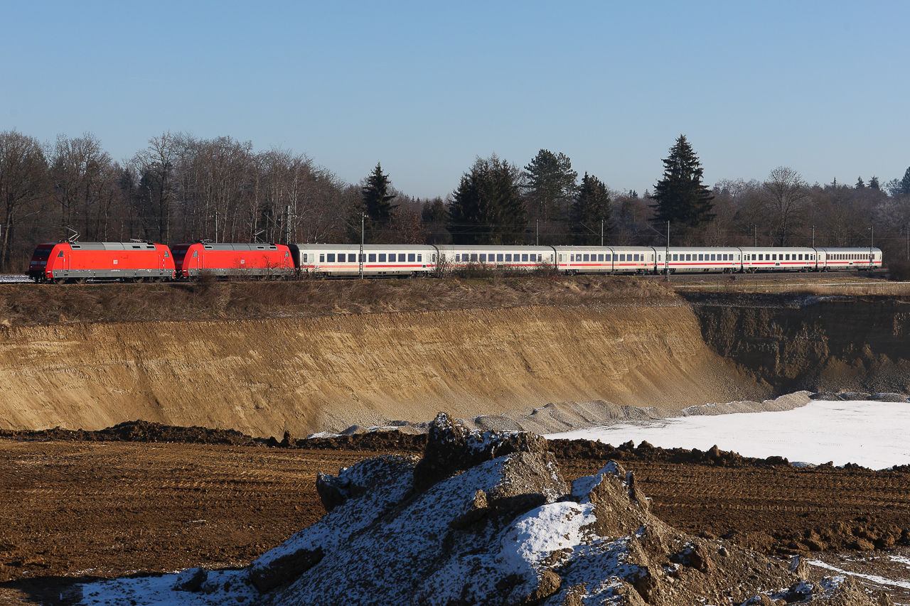 101 145 und 101 069 ziehen den IC 2082 Königsee von Berchtesgaden bzw Freilassing aus nach Hamburg Altona. In letzter Zeit wurde gemeldet das zwei 101 dran hängen. Oftmals falsch verkündet oder spontan geändert, war es am 19.01.205 mal wahr mit der Doppel Bestückung. Bild bei Zorneding fotografiert.