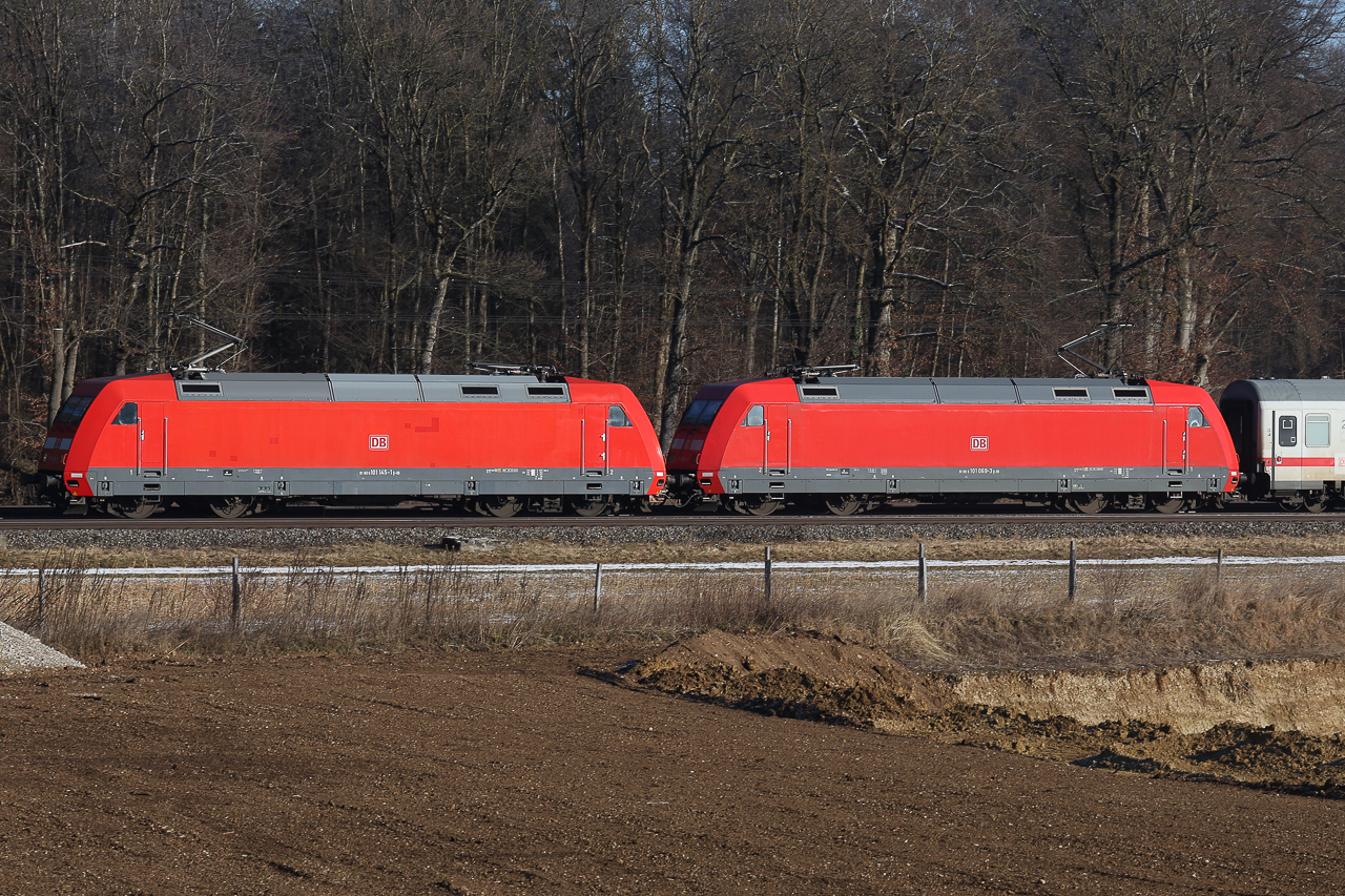 101 145 und 101 069 ziehen den IC 2082 Königsee von Berchtesgaden bzw Freilassing aus nach Hamburg Altona. In letzter Zeit wurde gemeldet das zwei 101 dran hängen. Oftmals falsch verkündet oder spontan geändert, war es am 19.01.205 mal wahr mit der Doppel Bestückung. Bild bei Zorneding fotografiert.