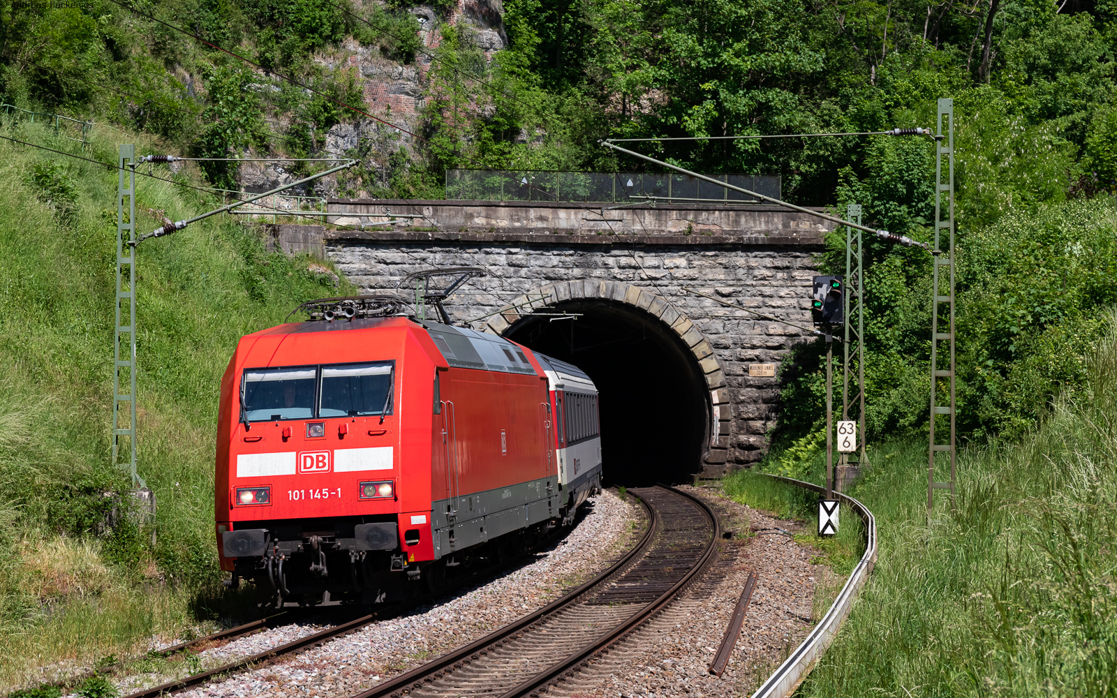 101 145	mit dem IC 189 / RE 50189 (Stuttgart Hbf - Zürich HB / Singen(Htw)) am Mühlener Tunnel 31.5.23